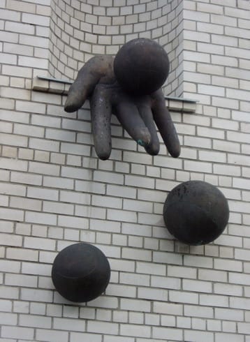 "KÄSI TENNISPALLIDEGA" pronks Nõmme Tenniseklubi, Tallinn, Eesti <br /> "HAND WITH TENNISBALLS" 1991 bronze tennis-club in Nõmme, Tallinn, Estonia