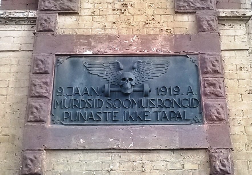 Taastatud VABADUSSÕJA MÄLESTUSTAHVEL - 90 ndate algus pronks- Tapa, Eesti  <br />Restored MEMORIAL TABLET of War of Independence - beginning of 90s, bronze - Tapa, Estonia
