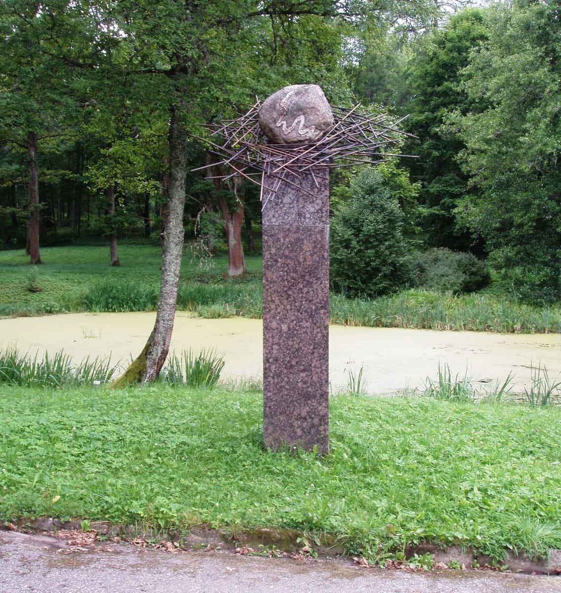 Mälestusmärk kirjanik JUHAN JAIGILE "KAARNAKIVI" 1999 pronks, graniit h= 3,5 m - Rõuge, Eesti   <br />Monument for Estonian writer JUHAN JAIK "KAARNAKIVI" 199 bronze, granit h= 3,5 m - Rõuge, Estonia