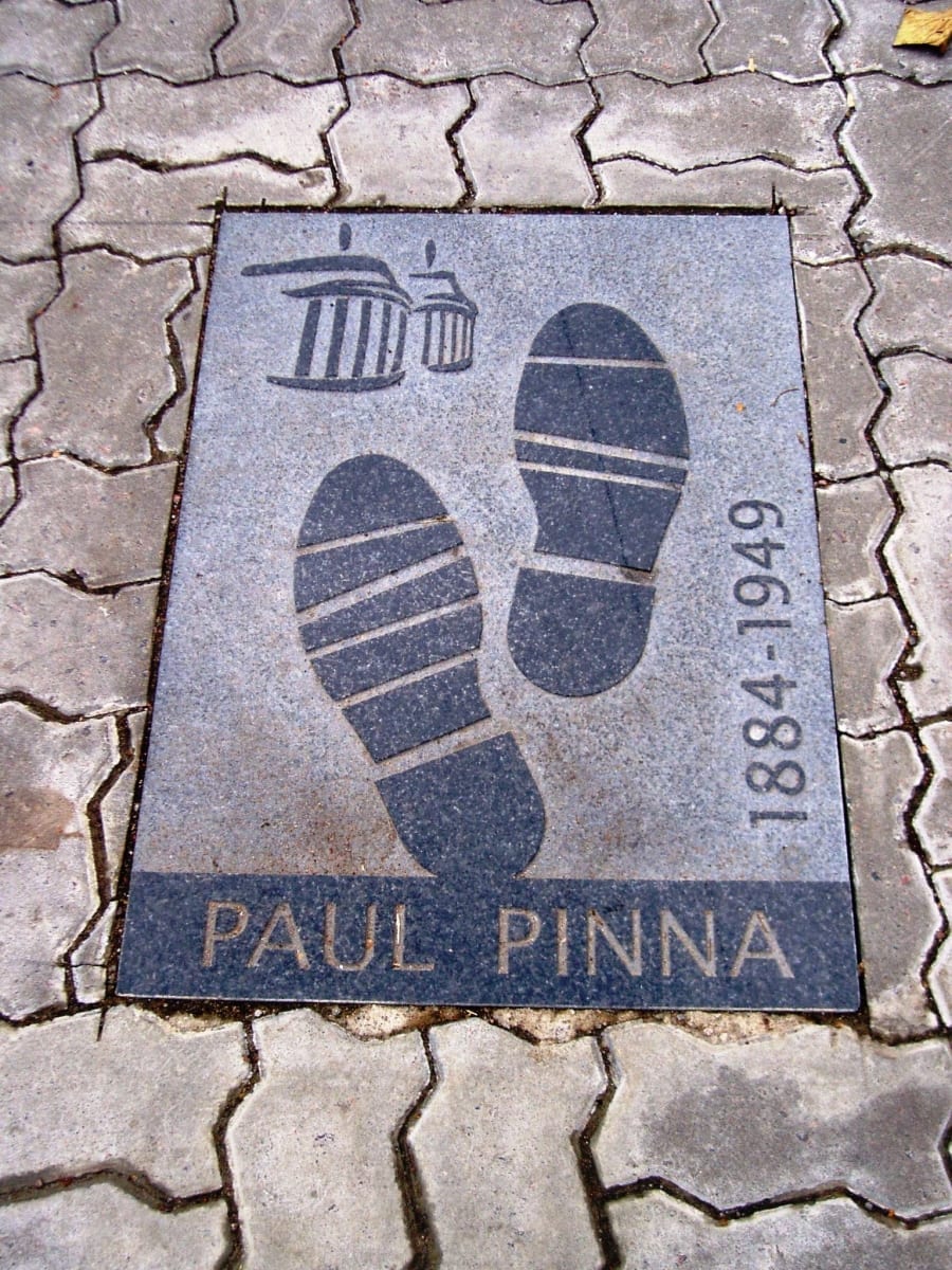 33 plaati - Estonia teatri endiste näitlejate "JALAJÄLJED" 2007 - 2018 graniit p= 70 cm, Tallinn, Eesti  33 plates with <br />FOOTPRINTS for the memory of former actors of Theatre Estonia 2007 - 2018 granit l= 70 cm, Tallinn, Estonia