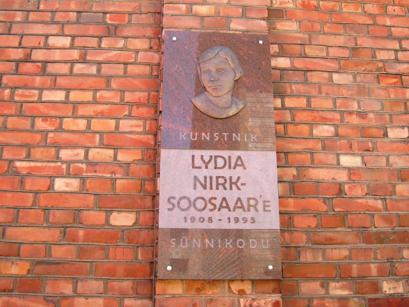 Mälestustahvel maalija LYDIA NIRK-SOOSAARELE 2008 pronks, graniit - Viljandi, Eesti  <br />Memorial tablet for a painter LYDIA NIRK-SOOSAAR 2008 bronze, granit - Viljandi, Estonia