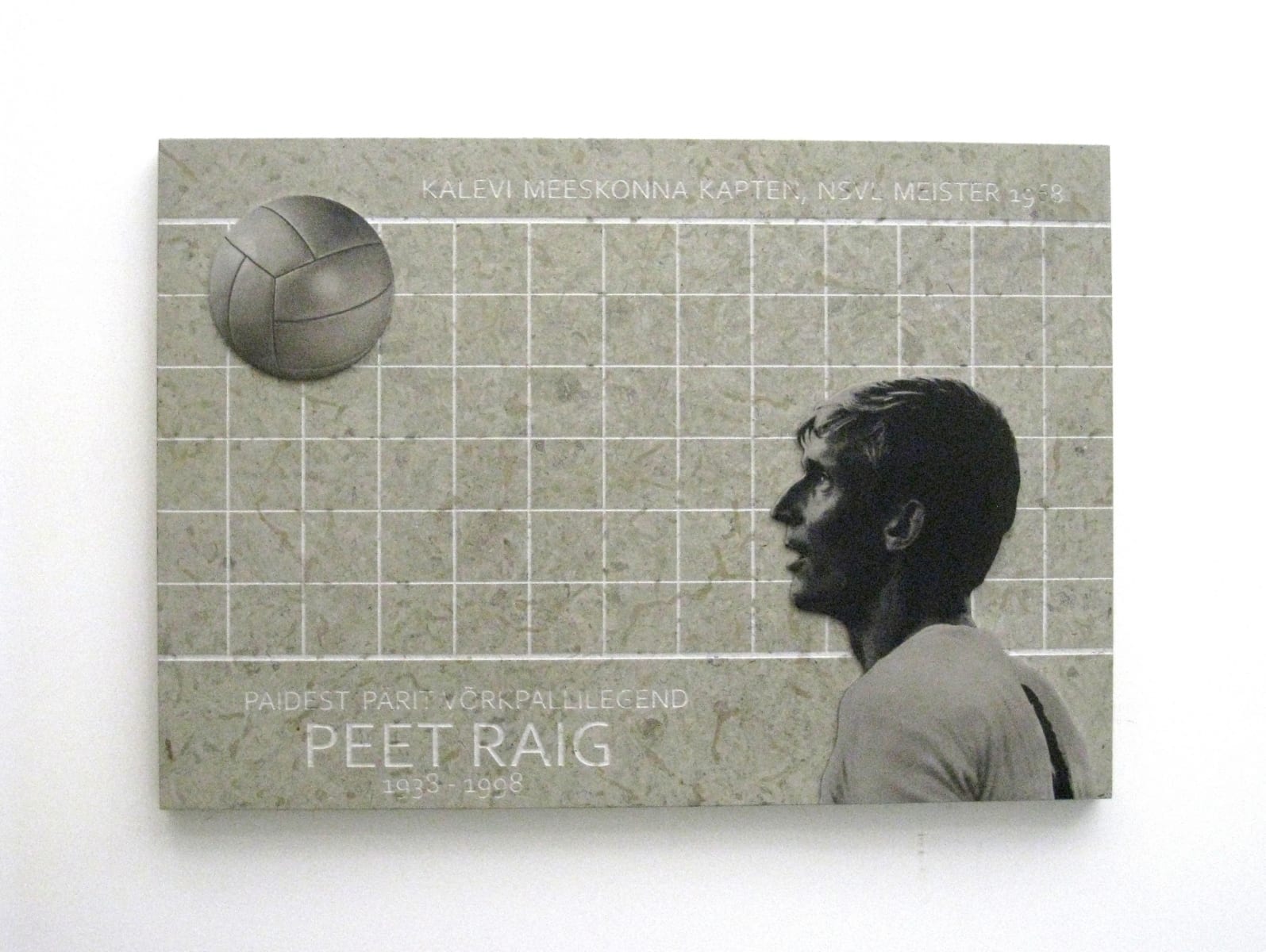 MÄLESTUSTAHVEL võrkpallur PEET RAIG´ile 2013 paekivi, lasergraveering roostevabal terasel 80 x 115 cm - Paide, Eesti <br /> A memorial tablet to a volleball player PEER RAIG 2013 limestone, lazer engraving on stainless steel 80 x 115 cm - Paide, Estonia