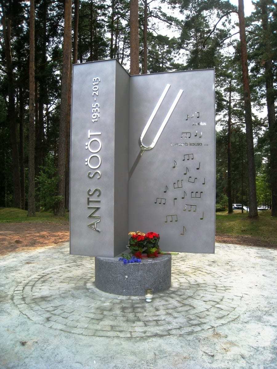 Koorijuht ANTS SÖÖDI mälestusmärk 2015 roostevaba teras, graniit h= 2,9 m - Elva, Eesti <br /> A monument for the conductor ANTS SÖÖT 2015 stainless steel, granit h= 2,9 m - Elva, Estonia