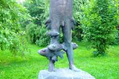 "POISS JA KALAD" 1990 pronks h= 2,3 m  <br />"BOY AND FISHES" 1990 bronze h= 2,3 m