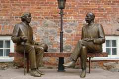 KAHE WILDE KUJU 1999 (elusuuruses kirjanikud Eduard Vilde ja Oscar Wilde) pronks, graniit - Tartu, Eesti <br />THE TWO WILDES ´ SCULPTURE 1999 ( lifesize figures of Estonian writer Eduard Vilde and Irish writer Oscar Wilde) bronze, granit - Tartu, Estonia