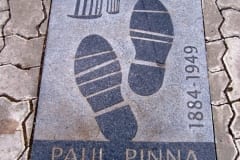 33 plaati - Estonia teatri endiste näitlejate "JALAJÄLJED" 2007 - 2018 graniit p= 70 cm, Tallinn, Eesti  33 plates with <br />FOOTPRINTS for the memory of former actors of Theatre Estonia 2007 - 2018 granit l= 70 cm, Tallinn, Estonia