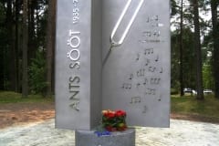 Koorijuht ANTS SÖÖDI mälestusmärk 2015 roostevaba teras, graniit h= 2,9 m - Elva, Eesti <br /> A monument for the conductor ANTS SÖÖT 2015 stainless steel, granit h= 2,9 m - Elva, Estonia