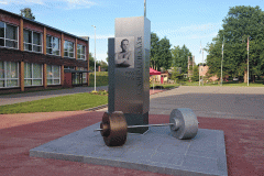 Tõstja A.Luhaääre mälestusmärk Mõisakülas 2022 graniit, roostevaba teras, pronks, alumiinium h= 3,2 m<br />A monument for a weightlifter  A.Luhaäär in Mõisaküla, Estonia 2022 granit, stainless steel, bronze, aluminium h= 3,2 m