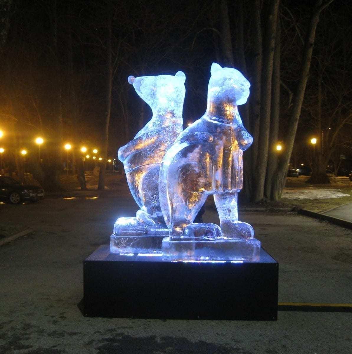 EV presidendi vastuvõtuks valminud jääskulptuur 2015 h= 2 m Jõhvi, Eesti <br />AN ICE-CARVING MADE FOR THE RECEPTION OT THE PRESIDENT OF ESTONIAN REPUBLIC 2015 h= 2 m Jõhvi, Estonia