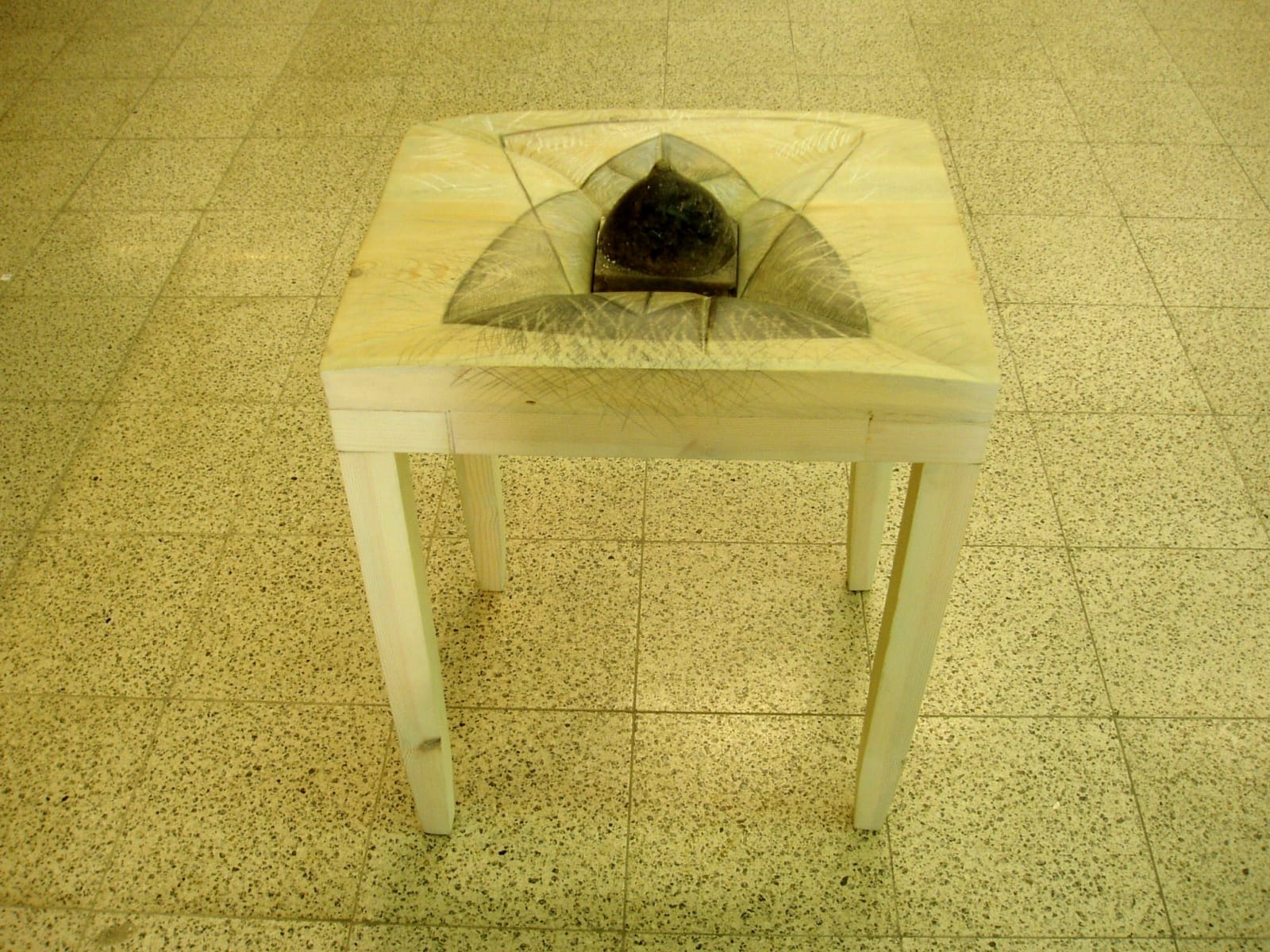 "VÄIKE VALGE LAUD" 2005 puu,klaas,joonistus<br /> "A LITTLE WHITE TABLE" 2005 wood,glass,drawing