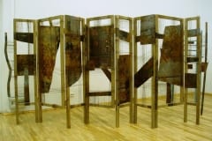 "SIRM-V" 2001 metall, puu, nöör <br />"SCREEN-V" 2001 metal, wood, string