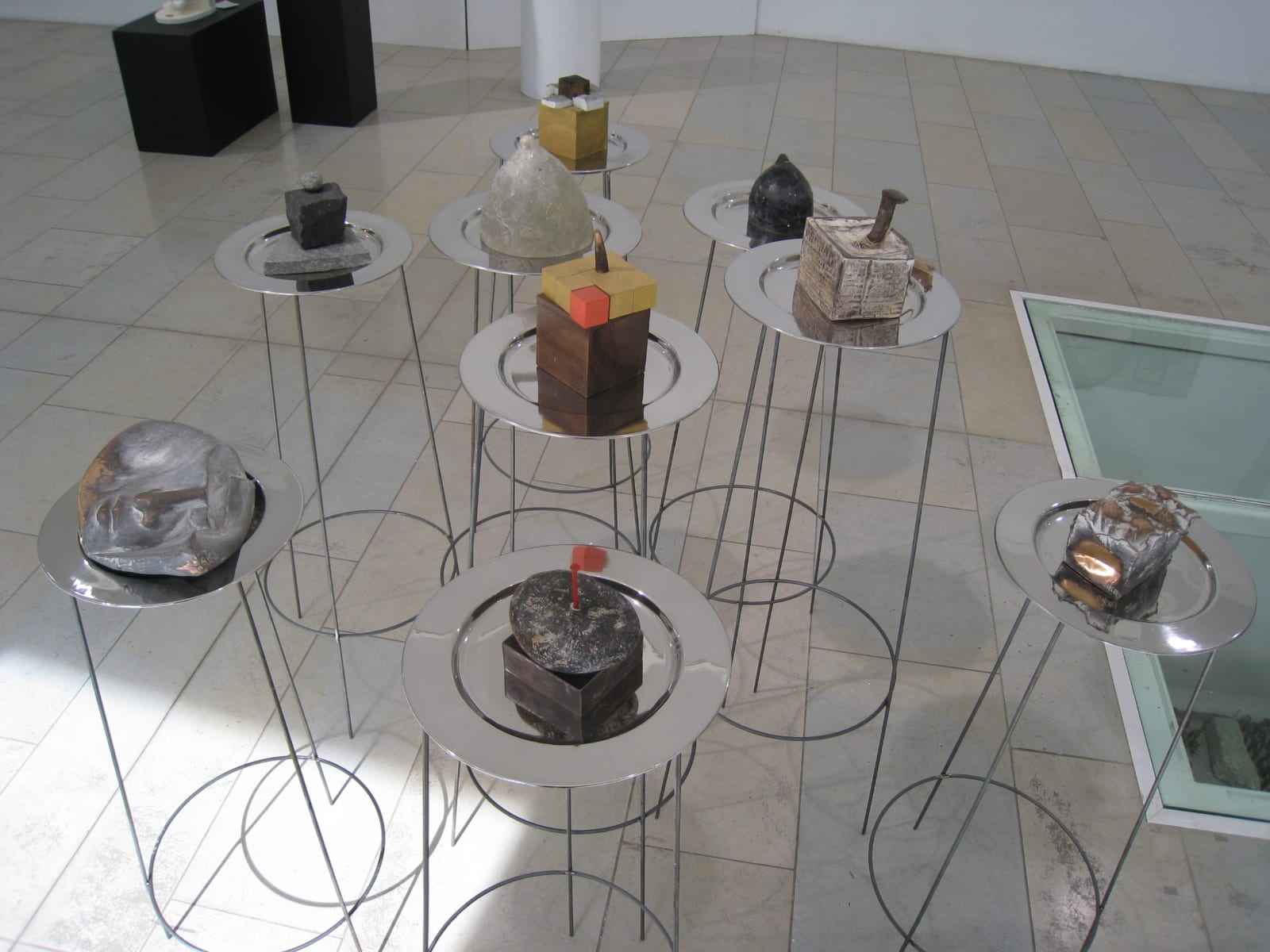 "VÄIKESTE ASJADE MAAILM" 2008 installatsioon: metall,pronks,puu,klaas jm <br />"The WORLD of LITTLE THINGS" 2008 installation: metal,bronze,wood,glass etc