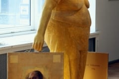 "MATTI MILIUS: KULDSED KÄED" 2007 h= 2,2 m värvitud kips, fotod <br />"MATTI MILIUS: GOLDEN HANDS" 2007 h= 2,2 m painted plaster