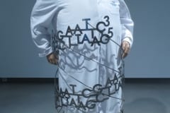 "GEENIDE MAAILM: ANDRES METSPALU"  2017 elusuuruses figuraalne installatsioon: kips,plastik,tekstiil,roostevaba teras jm <br />"The WORLD of GENES: ANDRES METSPALU" 2017 lifesize figurative installation: plaster,textile,plastic,stainless steel etc