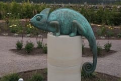 "KAMEELEON" 2018 pronks, dolomiit, eratellimus mõisa aeda <br />"CHAMELEON" 2018 bronze,dolomite, private manor garden, Estonia