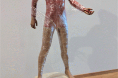 "Sisalikupoiss" 2023 plastik, puit, kile<br />Lizad boy" 2023 plastic, wood