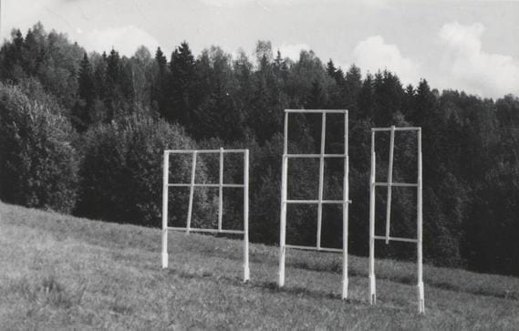 "VAADE TEISELE POOLE" 1993 puu - puuskulptuuri sümpoosion Võru-Kiidi, Eesti <br /> "VIEW TO THE OTHER SIDE" 1993 wood - wood carving symposium in Võru-Kiidi, Estonia