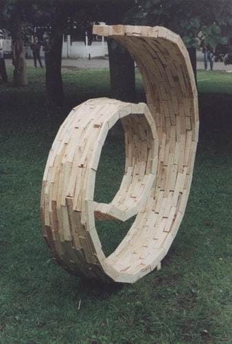 "ALGUS" 1994 puu - puuskulptuuri sümpoosion Võru, Eesti <br /> "BEGINNING" 1994 wood - wood carving symposium in Võru, Estonia