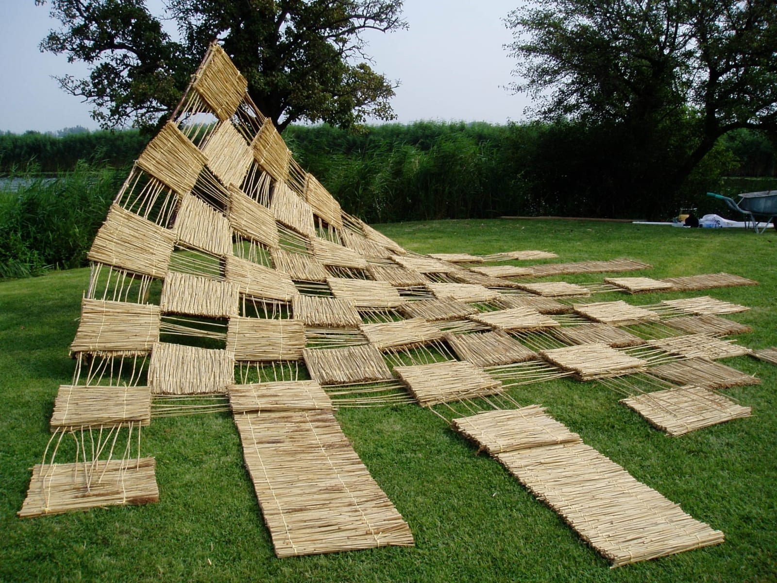 "JUMALA MÄNGUMAA" 2004 pilliroog - maakunsti sümpoosion "Art below sealevel" Kinderdijk, Holland<br /> "GOD´S PLAYGROUND" 2004 reed - land-art symposium "Art below sealevel" in Kinderdijk, Holland