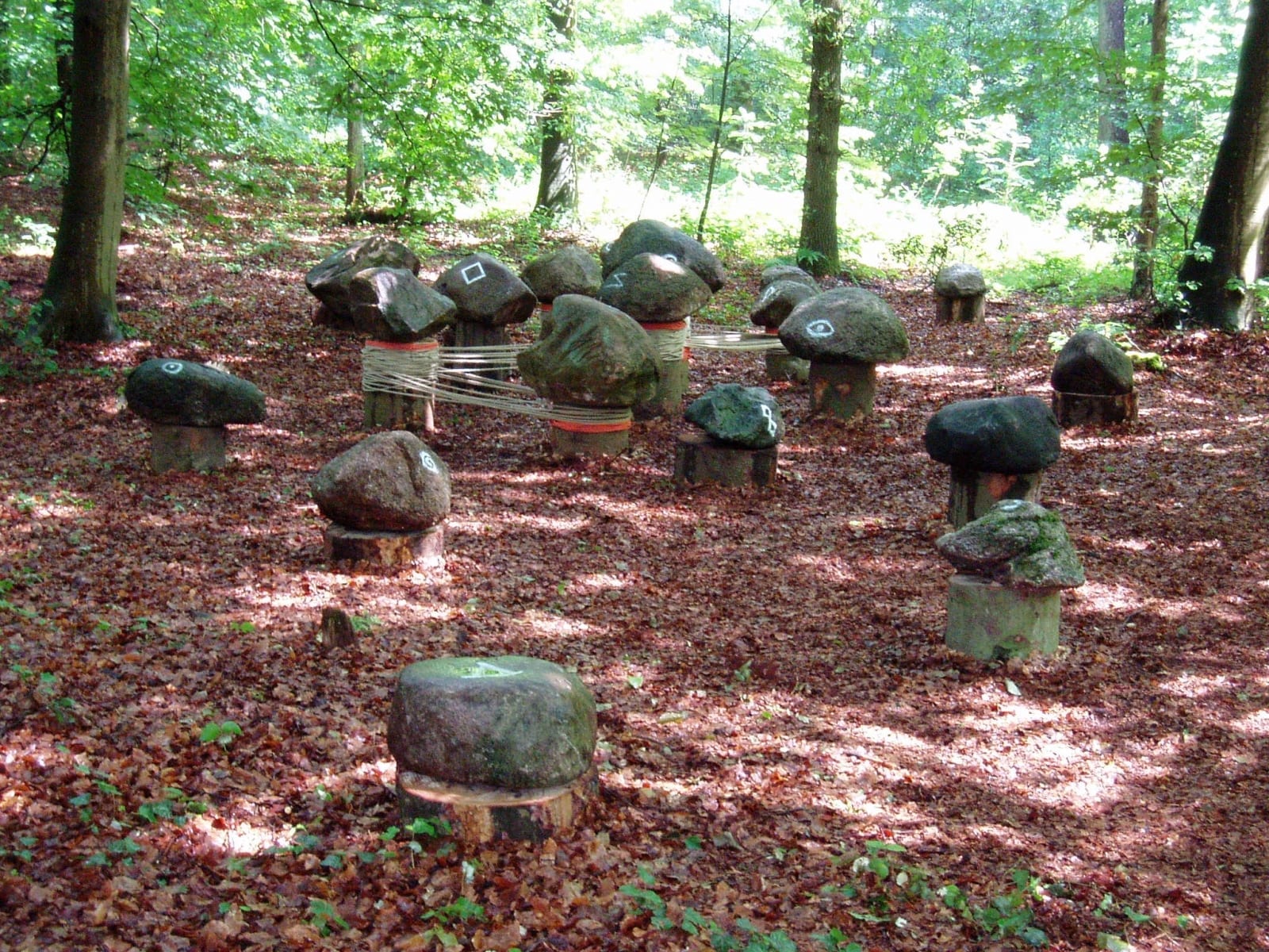 "HIIGLASTE MÄNG" 2005 kivid, nöör - maakunsti sümpoosion "The Legend" Holland<br /> "THE GIANTS´ PLAY" 2005 stones, string - land-art symposium in Holland