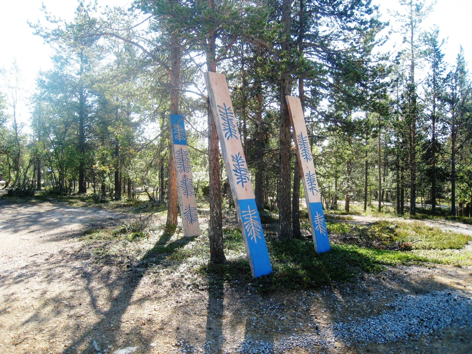"KOOREALUSED" 2015 puu h= 2,5 m - maakunsti sümpoosion "Arctic Week" Kakslauttanen, Lapimaa, Soome<br /> "UNDER THE BARK" 2015 wood h= 2,5 m - symposium Arctic Week,  Kakslauttanen, Lapland, Finland