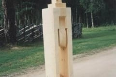 "KOLLANE JA PUNANE" 1997 puu - puuskulptuuri sümpoosion Pootsi, Eesti <br /> "YELLOW AND RED" 1997 wood - wood carving symposium in Pootsi, Estonia