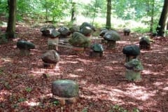 "HIIGLASTE MÄNG" 2005 kivid, nöör - maakunsti sümpoosion "The Legend" Holland<br /> "THE GIANTS´ PLAY" 2005 stones, string - land-art symposium in Holland